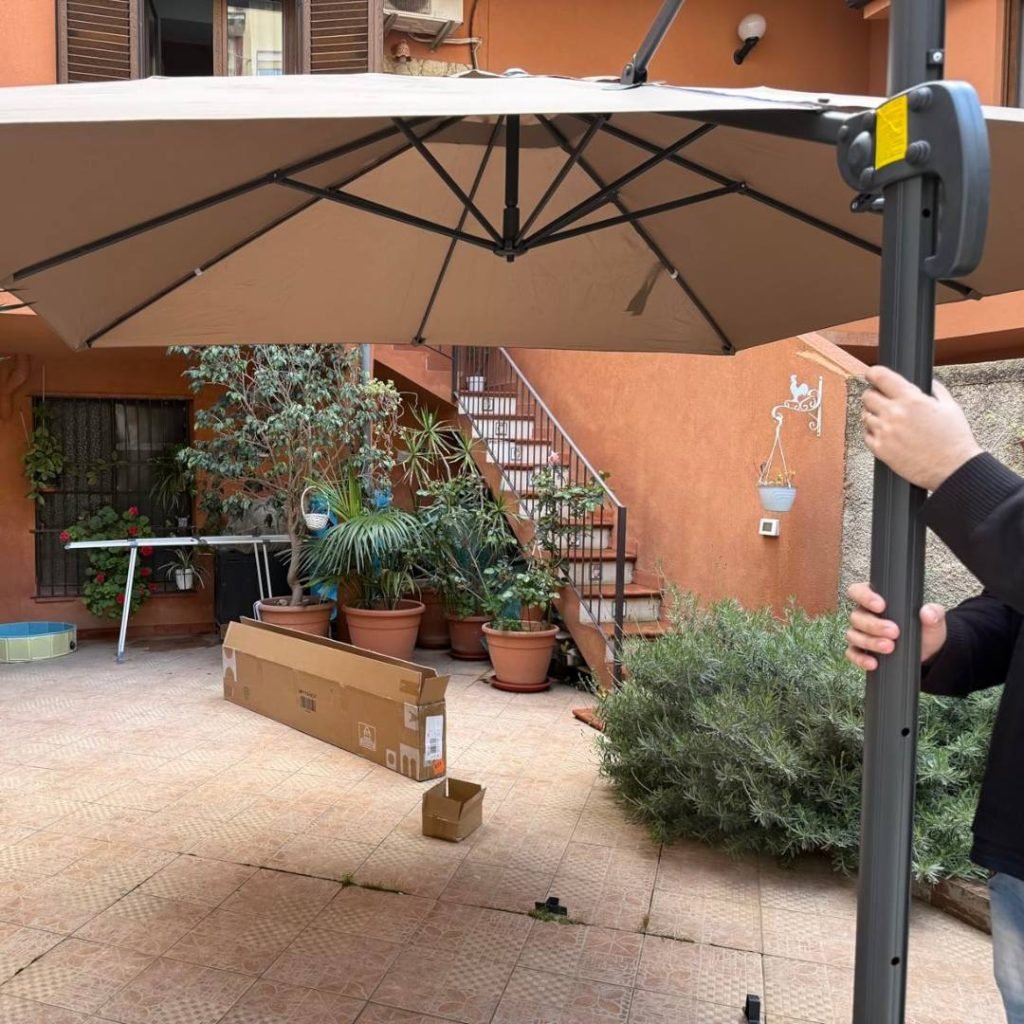Ombrellone in giardino con base stabile